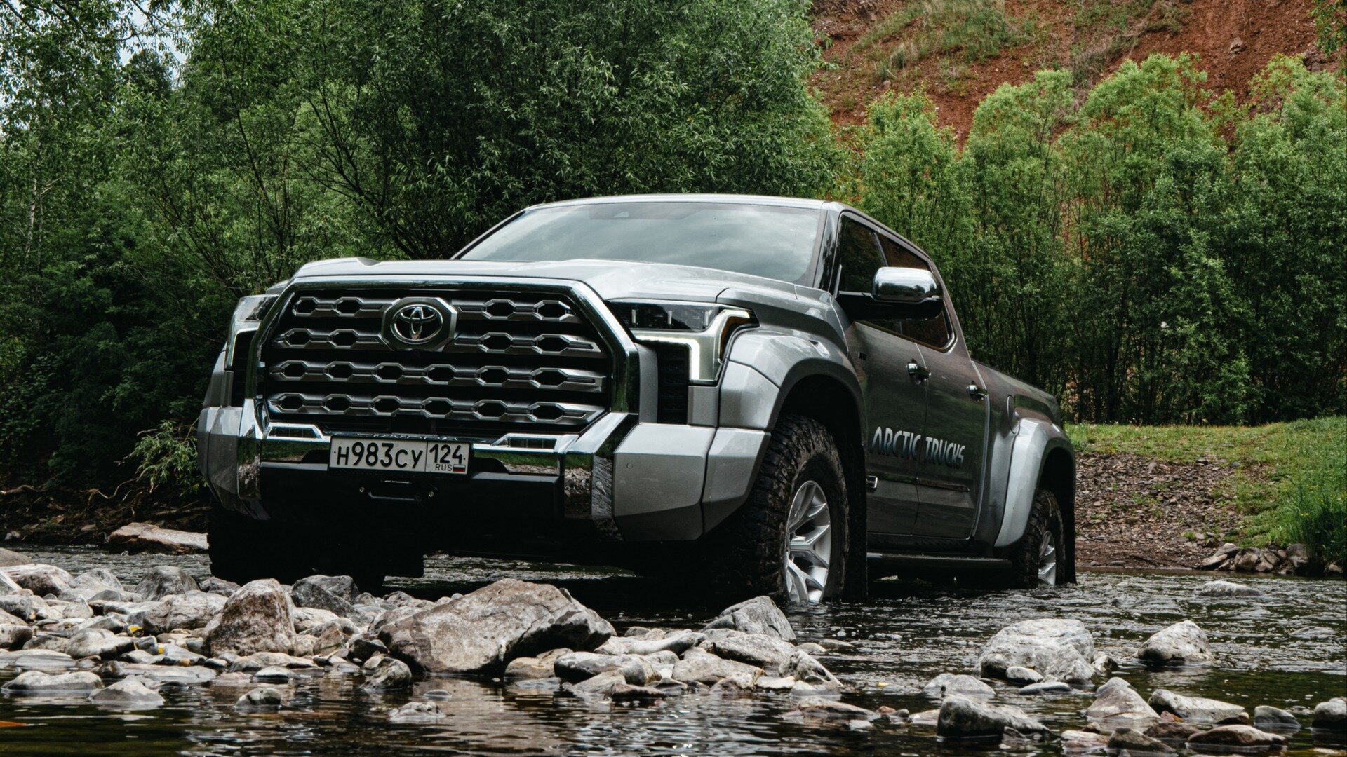 В России «параллельную» Toyota Tundra подготовили к бездорожью
