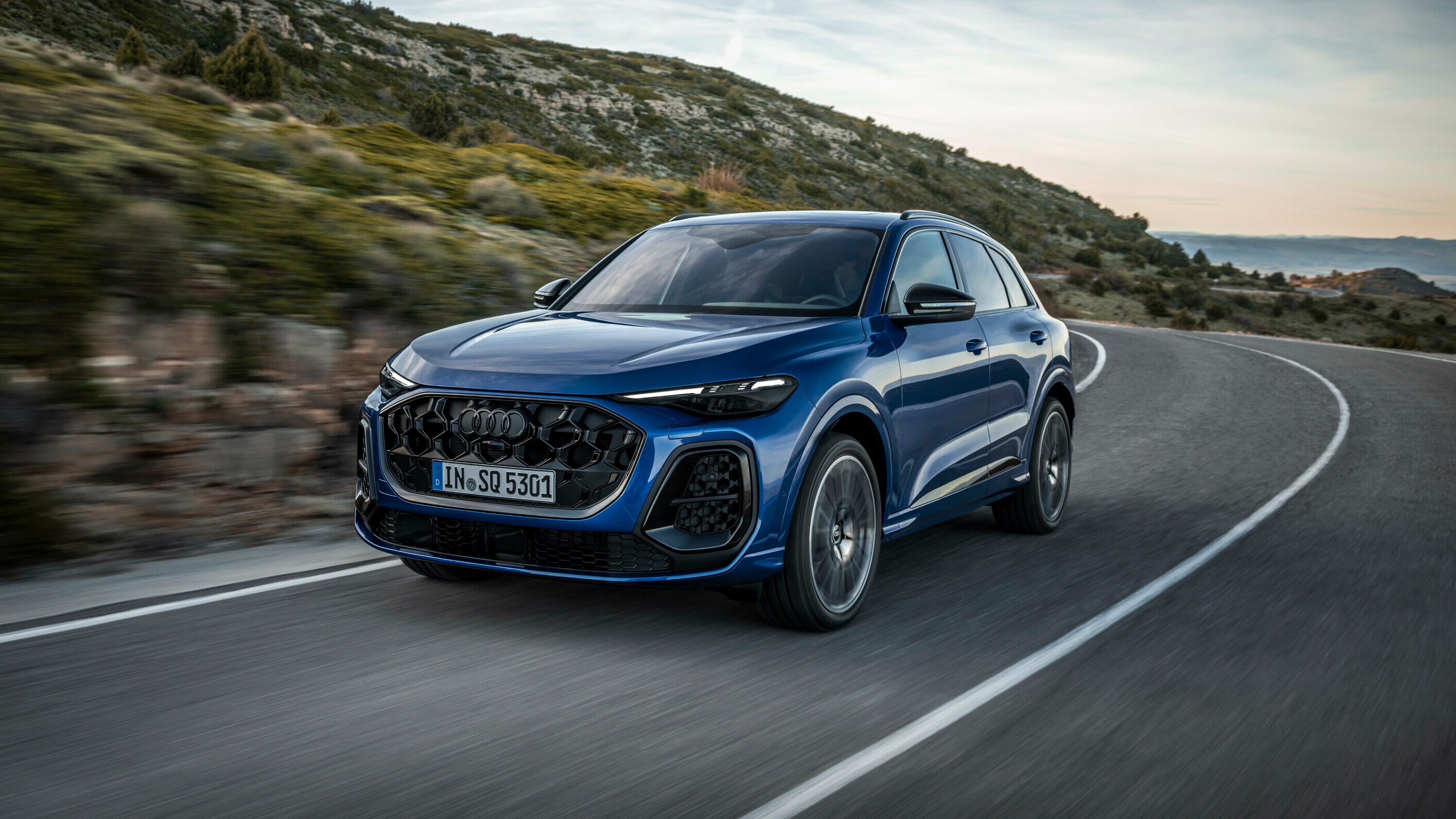 Представлен новый Audi Q5: гибриды и Android