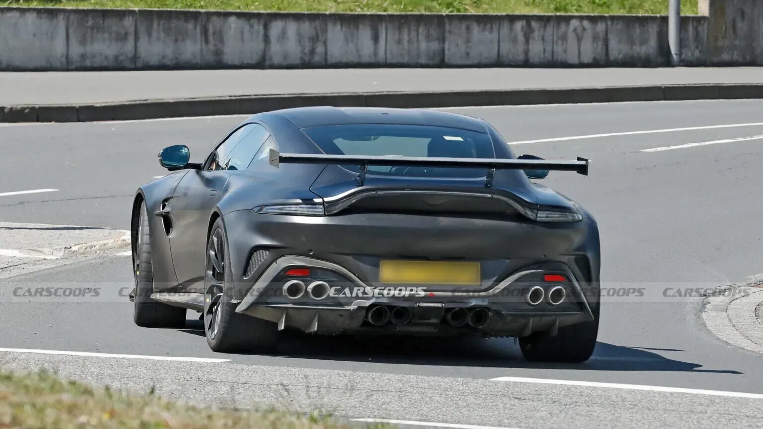 Aston Martin тестирует странный Vantage — у него восемь выхлопных труб