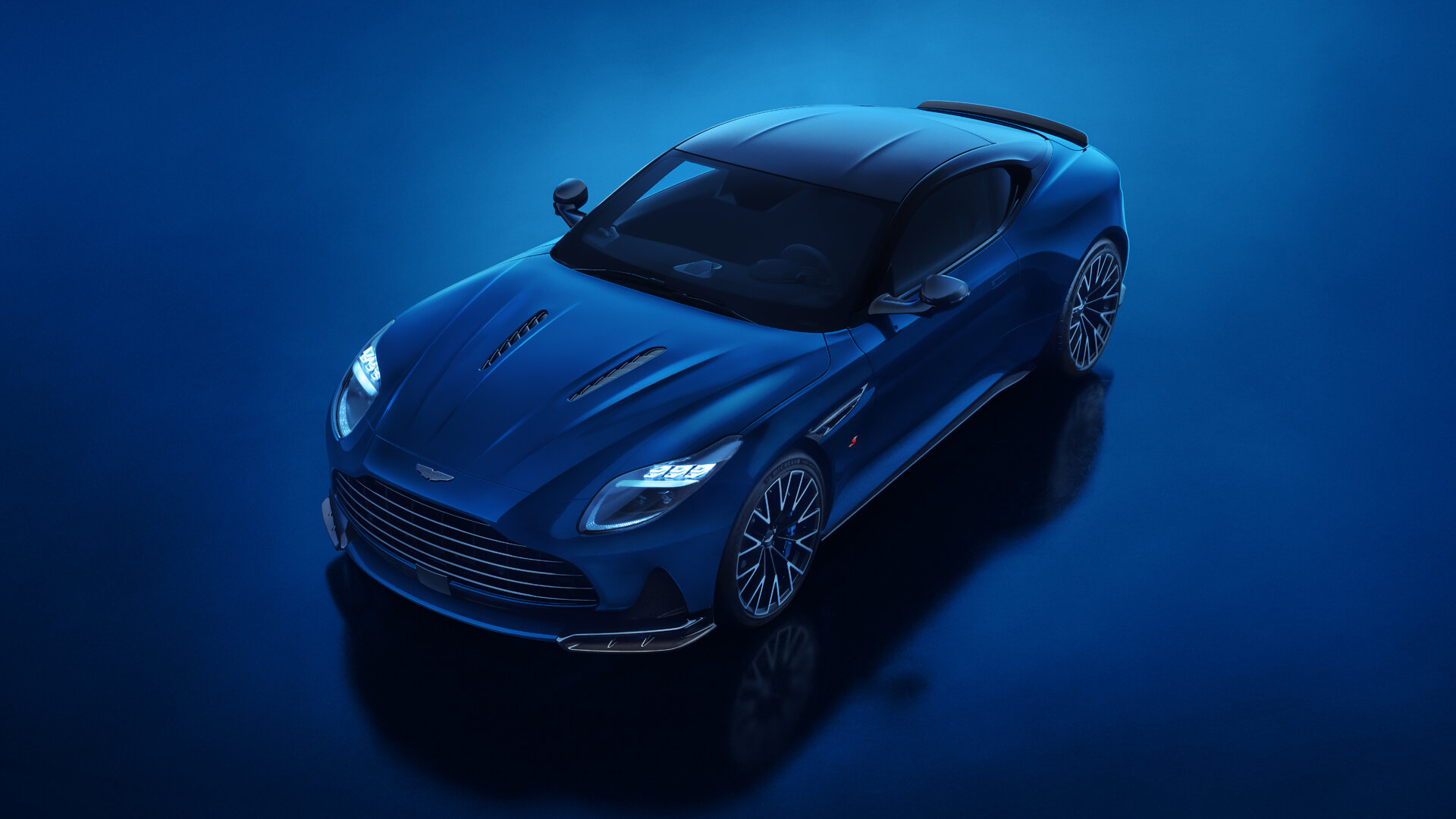 Гранд-турер Aston Martin DB12 получил мощнейшую версию S с 700-сильным V8