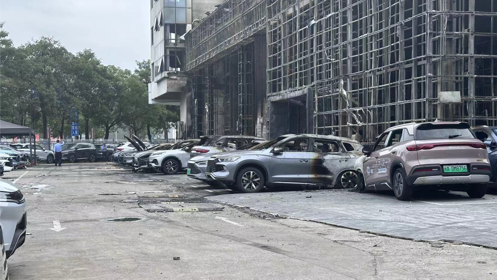 В Китае сгорел автосалон BYD: подозревают электрокар