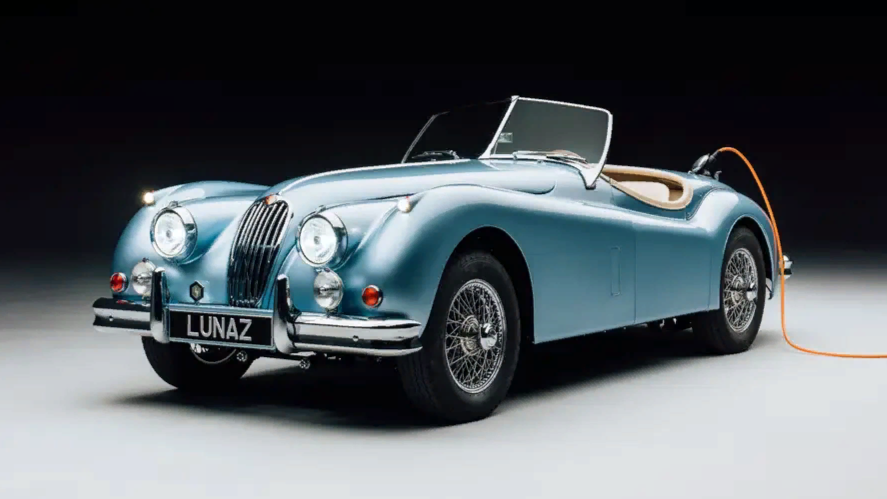 Дэвид Бэкхем подарил сыну на свадьбу рестомод из классического Jaguar XK140