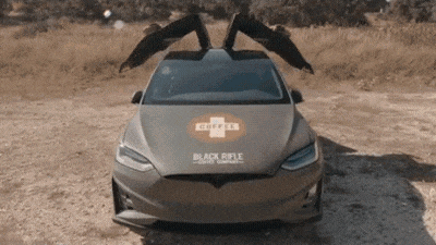 Посмотрите на необычно доработанную Tesla Model X — у неё пулемёты и кофемашина