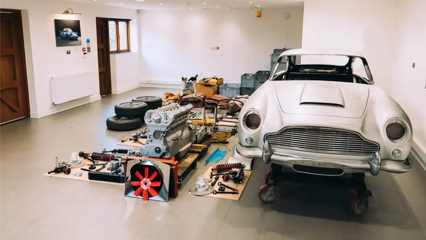 Отреставрированный Aston Martin DB5 продаётся как конструктор для сборки