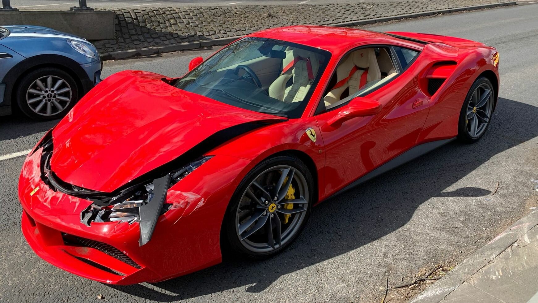 Владелец Ferrari разбил суперкар спустя несколько минут после покупки