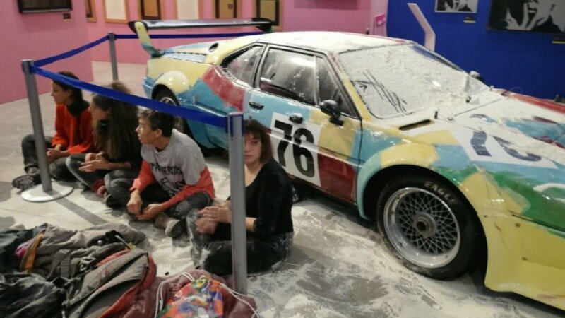 Экоактивисты засыпали мукой один из самых известных спорткаров BMW