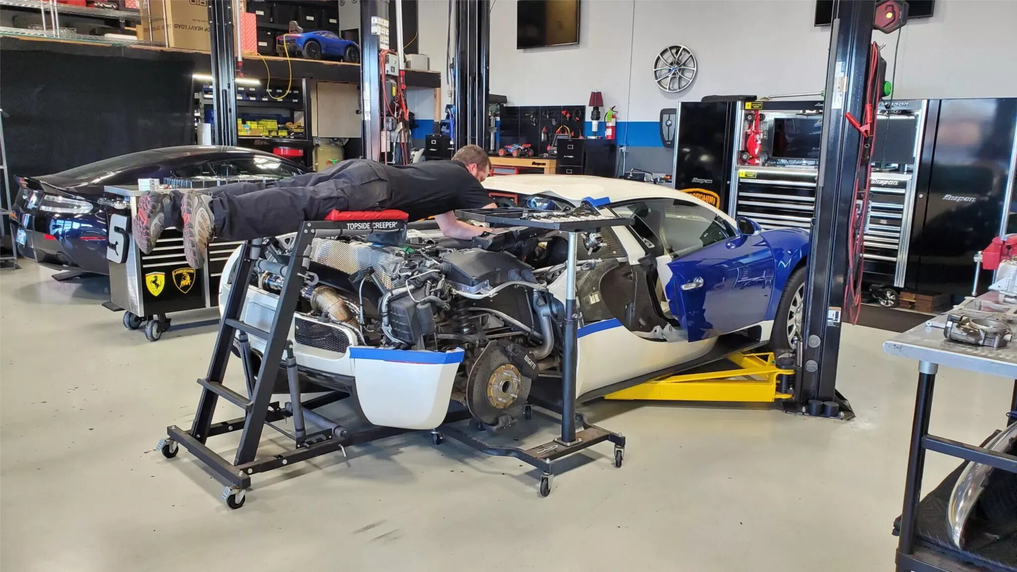 Замена свечей зажигания на Bugatti Veyron занимает до 50 часов и обходится в 20 тысяч долларов