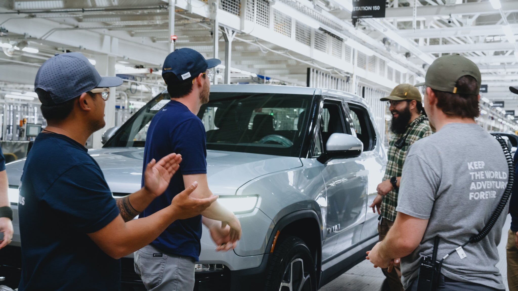 Rivian начал производство более доступных электропикапов R1T с двумя электромоторами