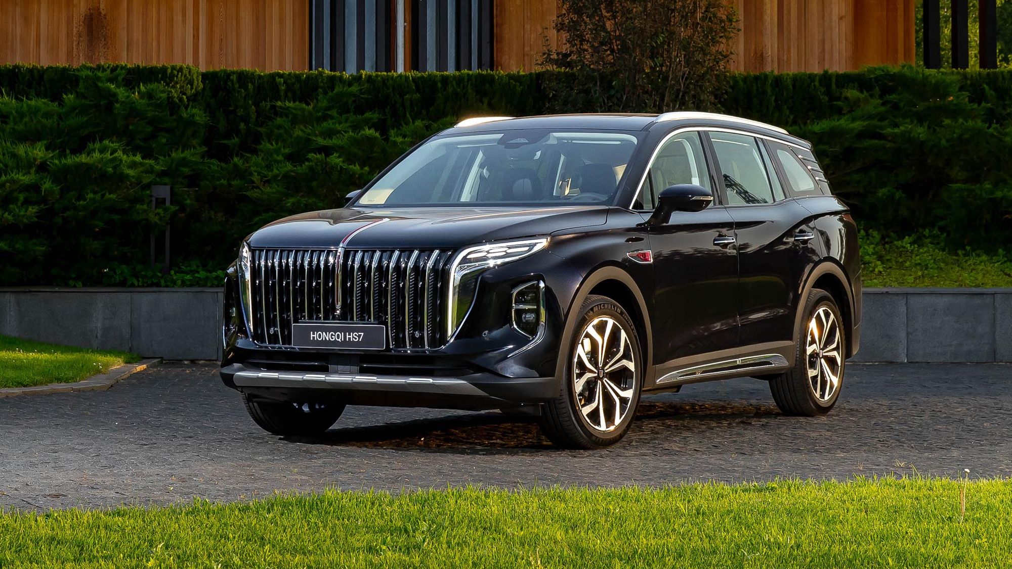 Названы российские цены на среднеразмерный кроссовер Hongqi HS7