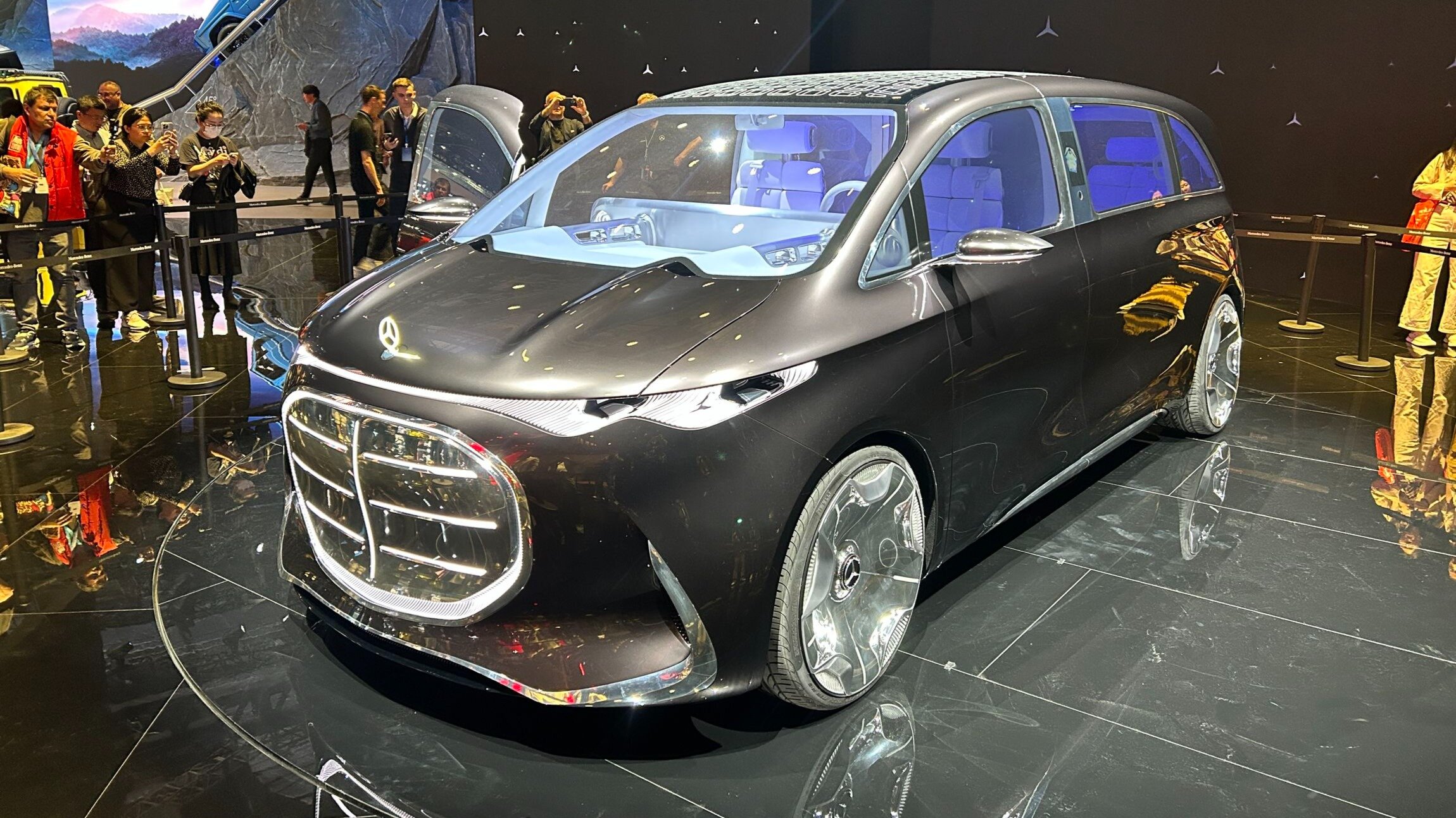 Mercedes-Benz показал электрический VIP-шаттл, который придёт на смену V-классу