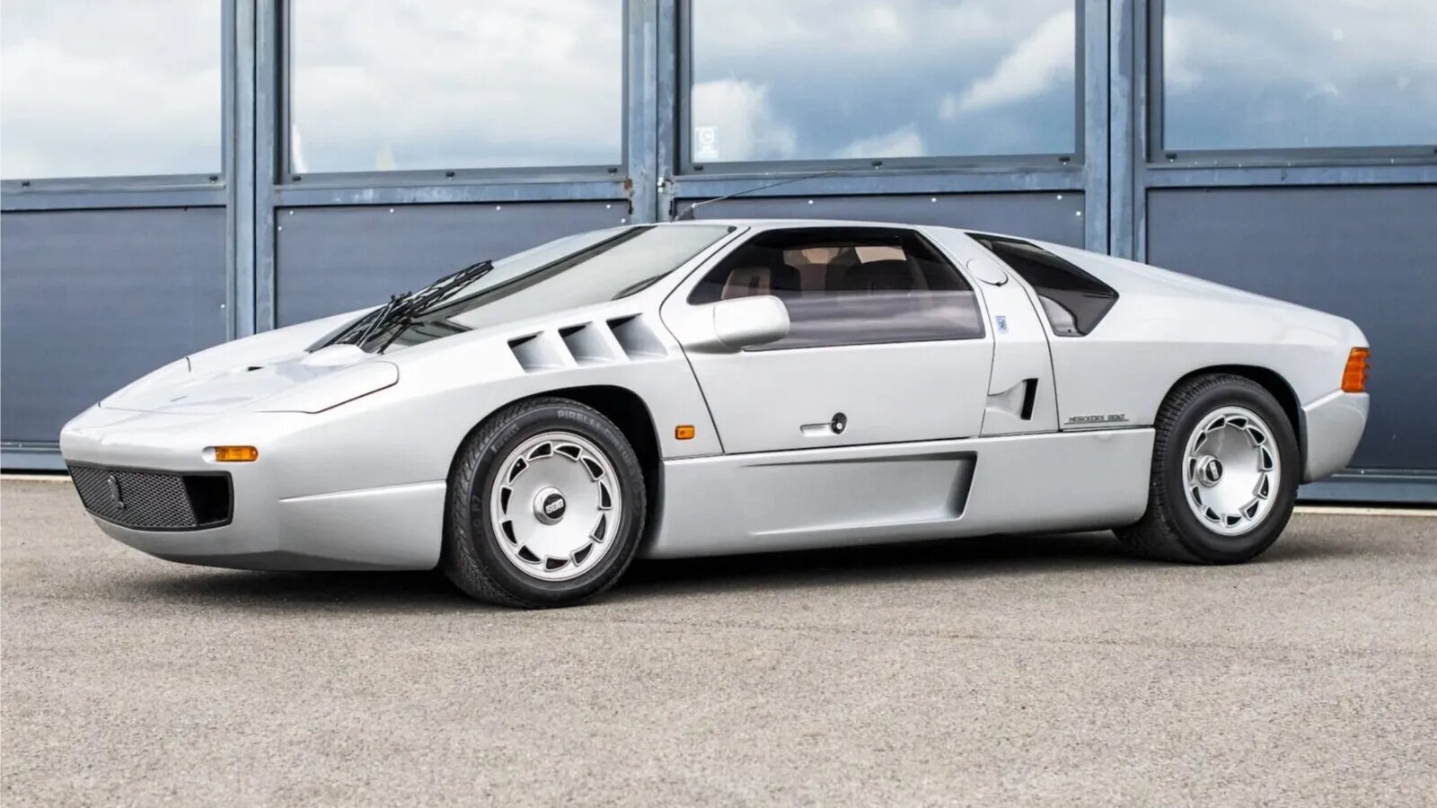 Очень редкий немецкий спорткар Isdera Imperator планируют продать за миллион долларов