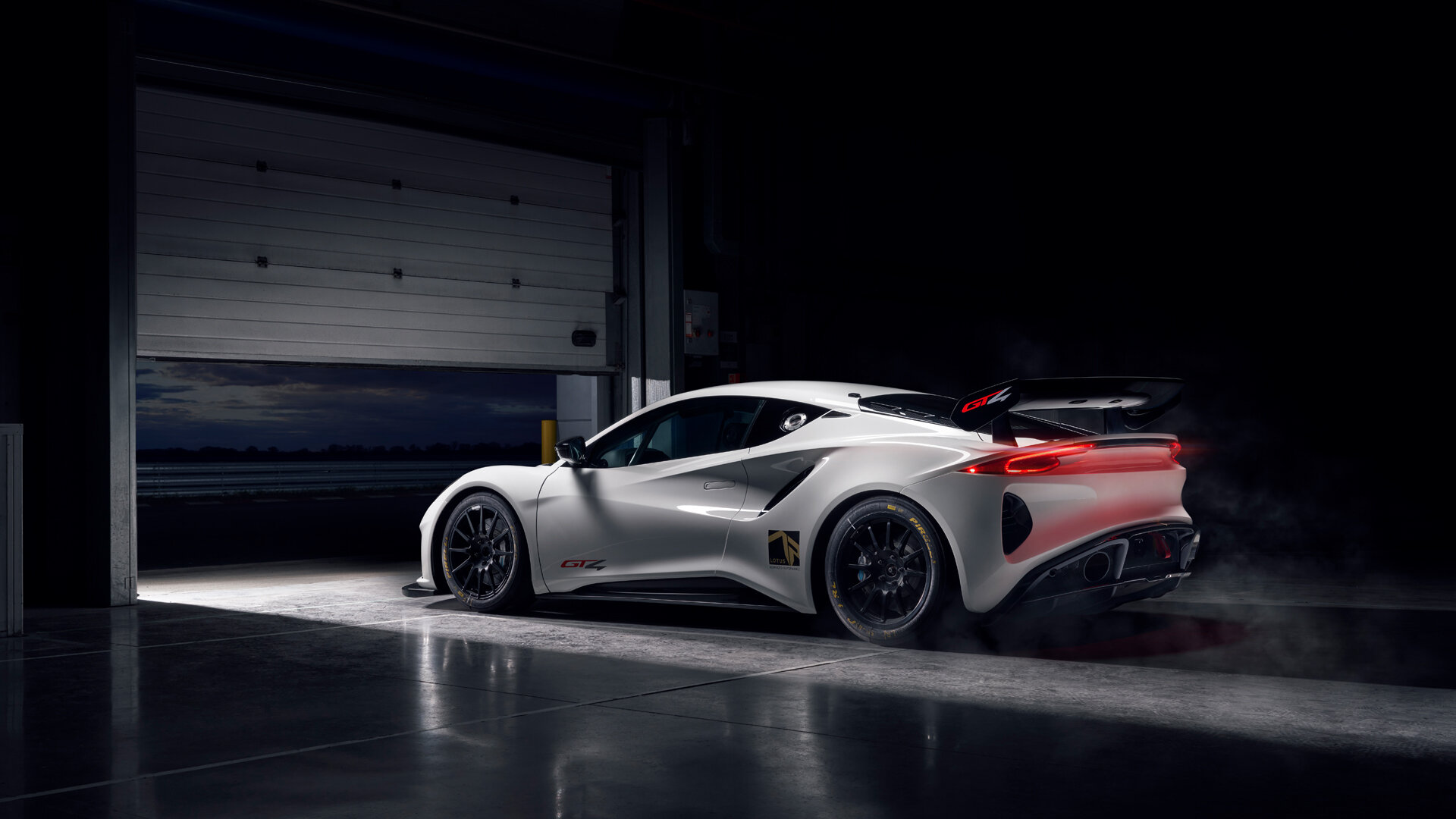 Cпорткар Lotus Emira получил трековую версию из алюминия и карбона