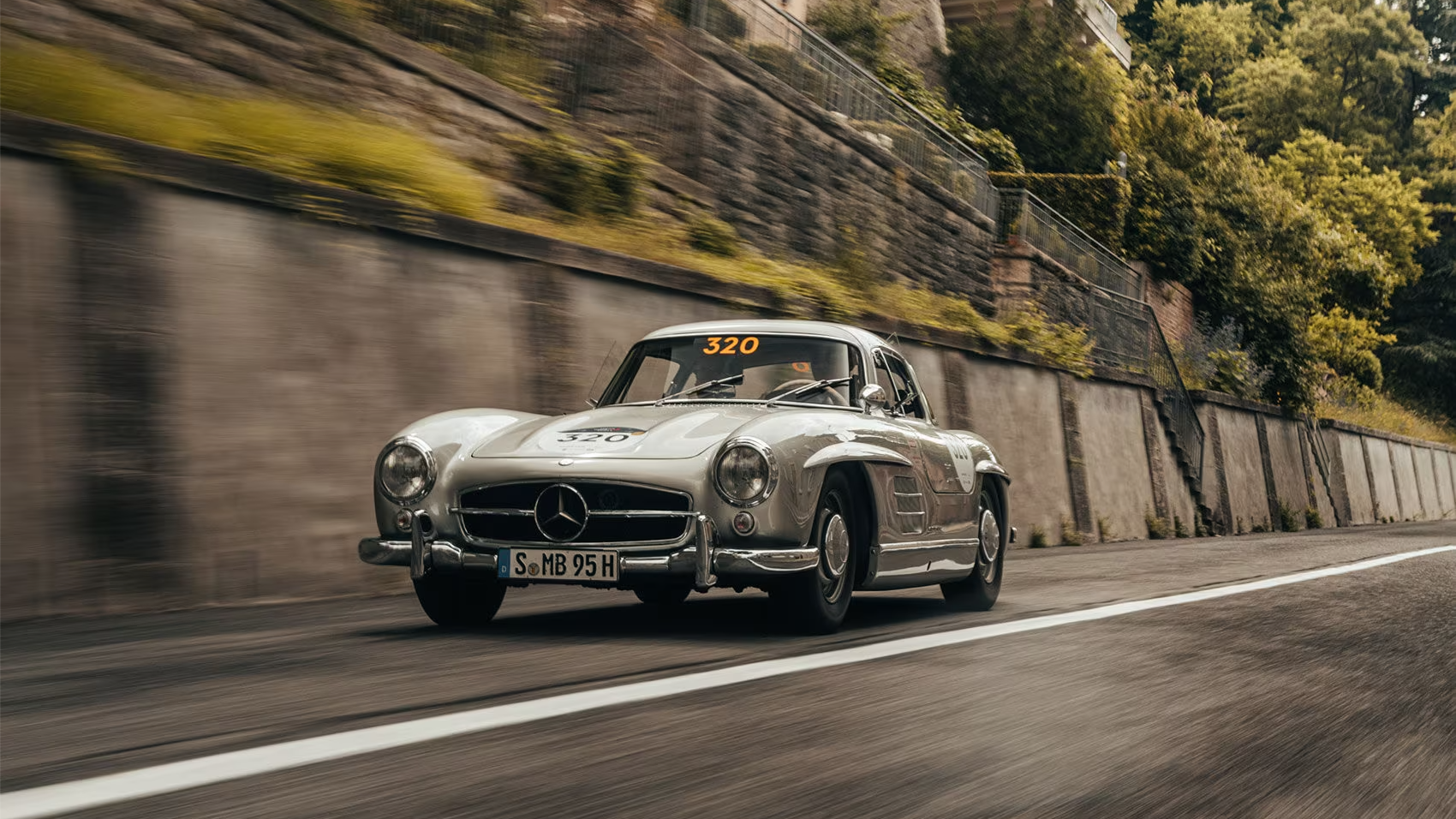 Mercedes-Benz разрешит прокатиться на культовом 300 SL за цену полутора S-классов