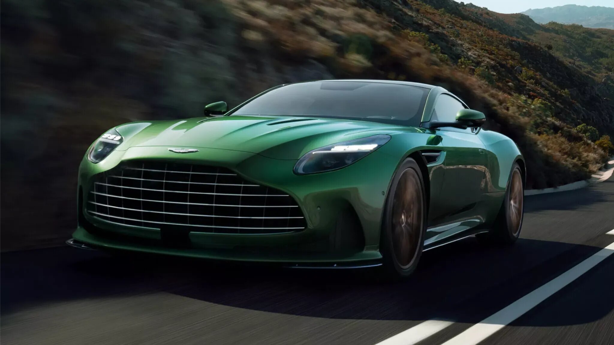 Супертурер Aston Martin DB12 представлен официально: 680-сильный V8 и новая медиасистема