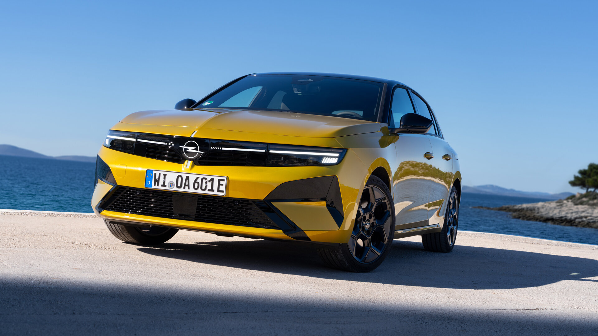 Opel рассказал, откуда на Astra взялись пасхалки в виде акул