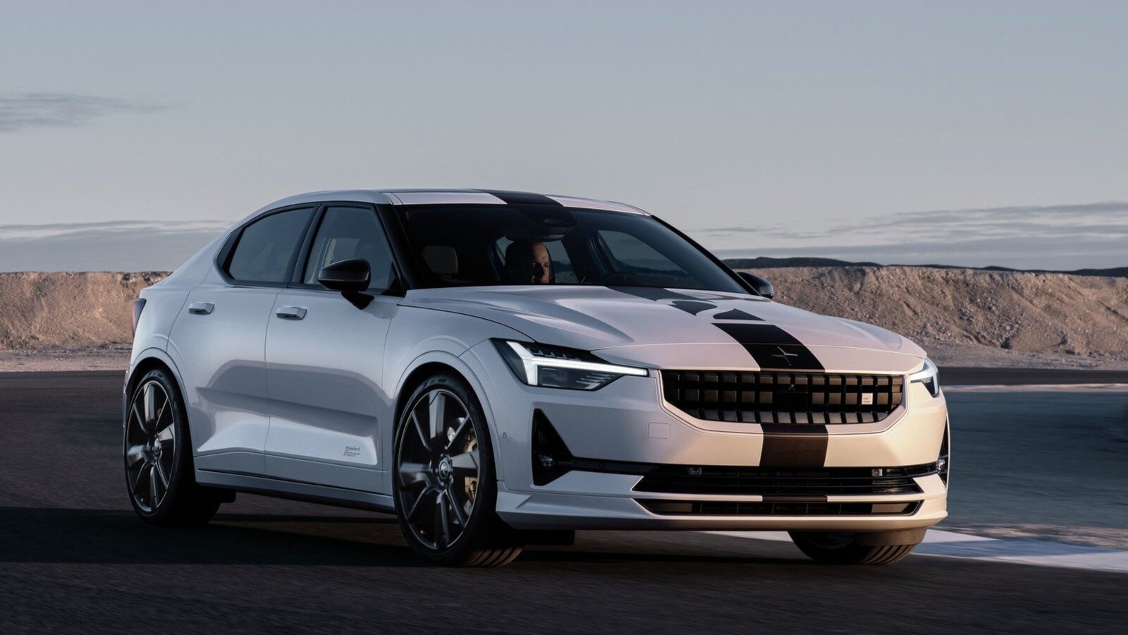 Лифтбек Polestar 2 вышел в заряженной версии с заниженной подвеской и «золотыми» ремнями безопасности