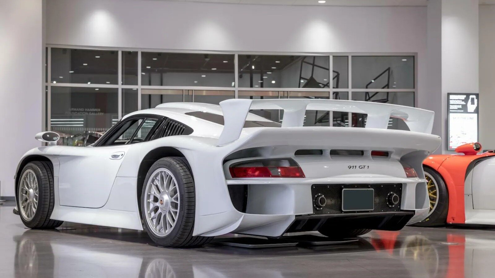Редчайший суперкар Porsche 911 GT1 Straßenversion может уйти за рекордную цену