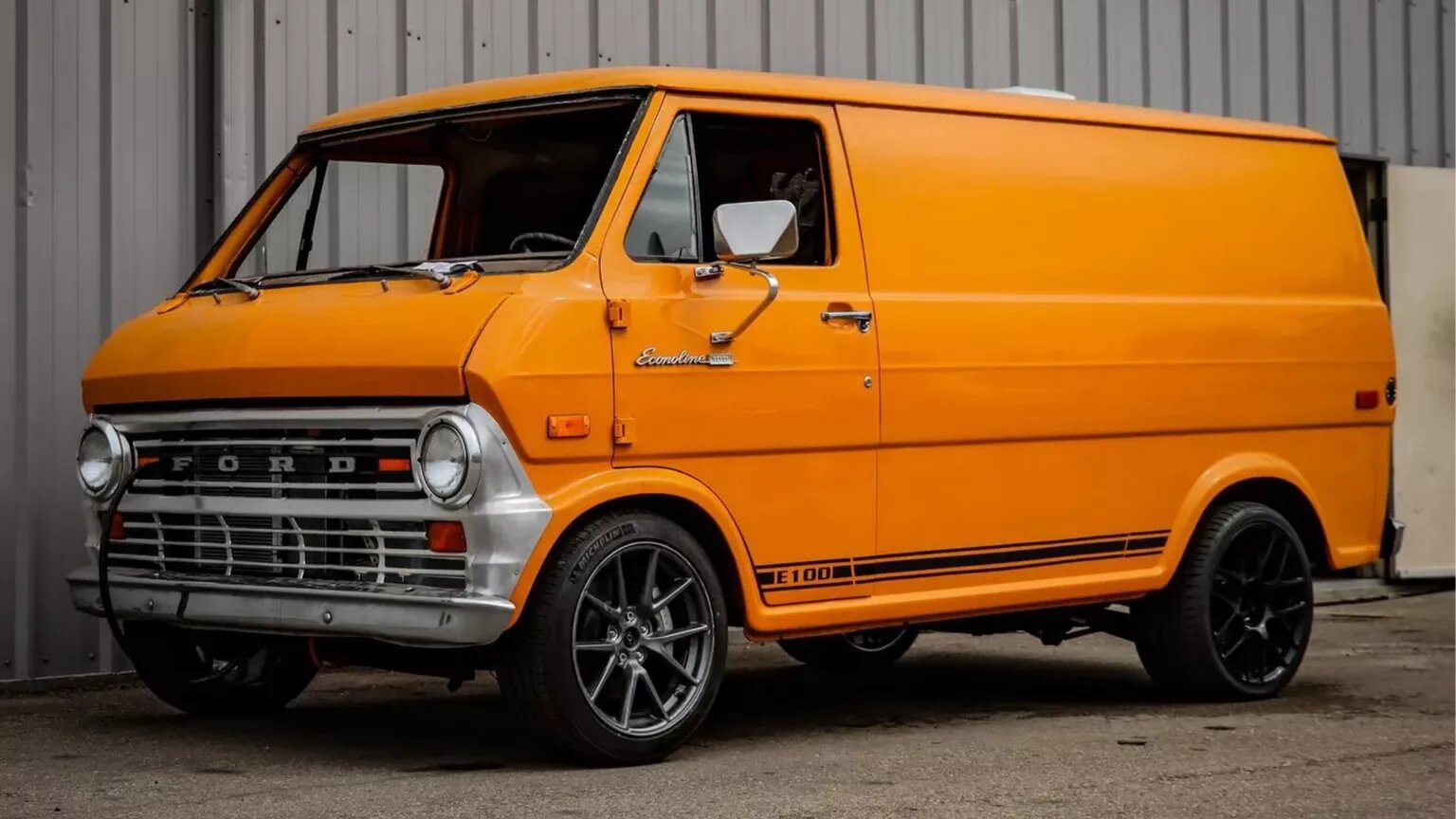 49-летний фургон Ford Econoline стал электрокаром с мотором от Tesla