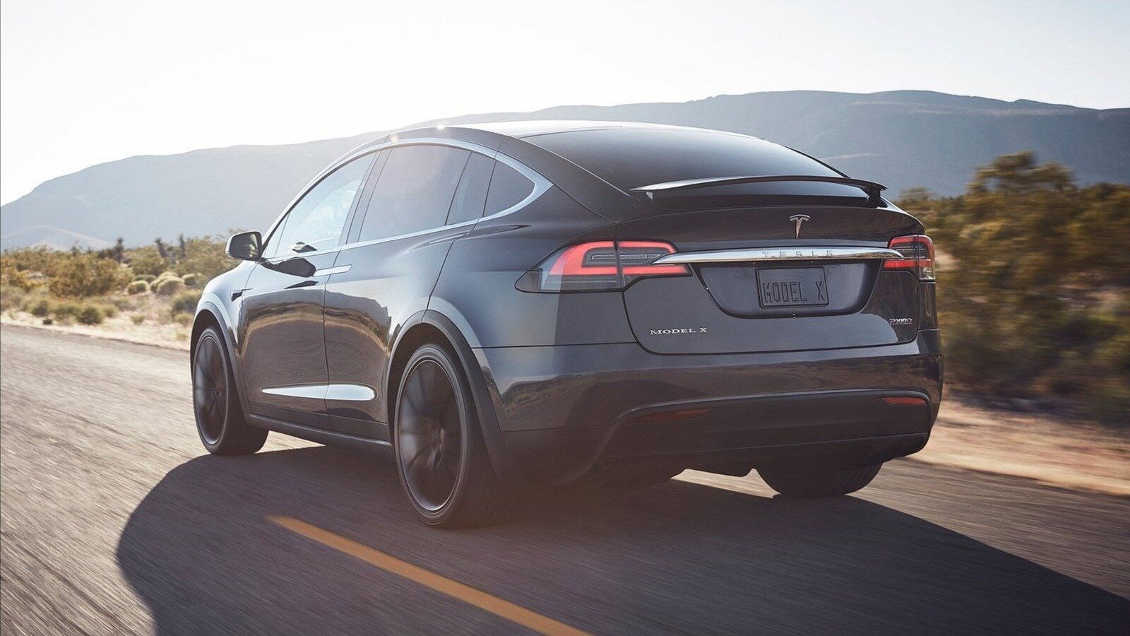 Tesla отзовёт 200 тысяч электрокаров из-за камеры заднего вида