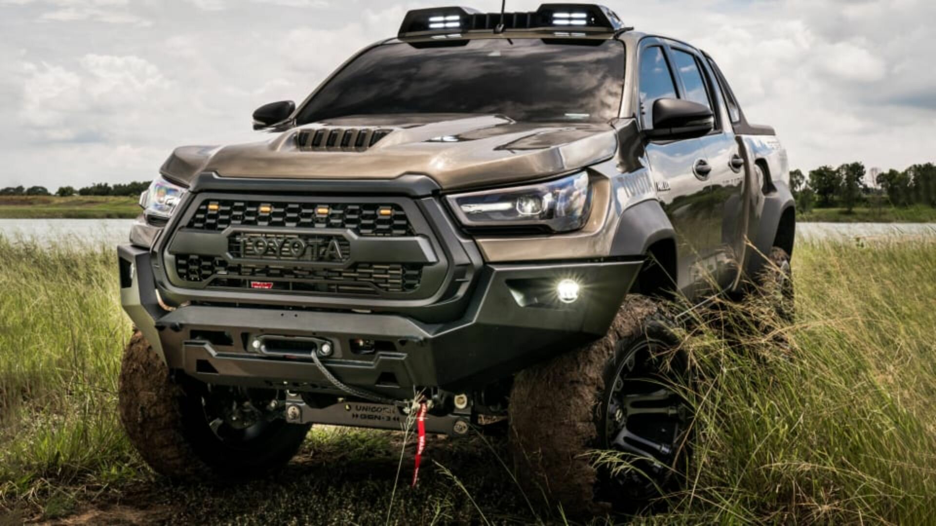 Raptor, но не Ford: Toyota Hilux получила агрессивный тюнинг