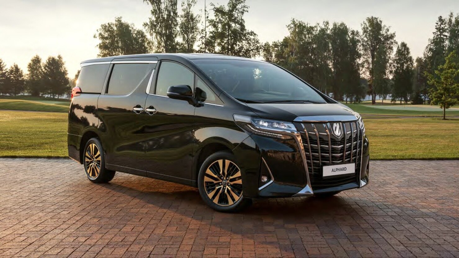 Toyota отозвала в России минивэны Alphard
