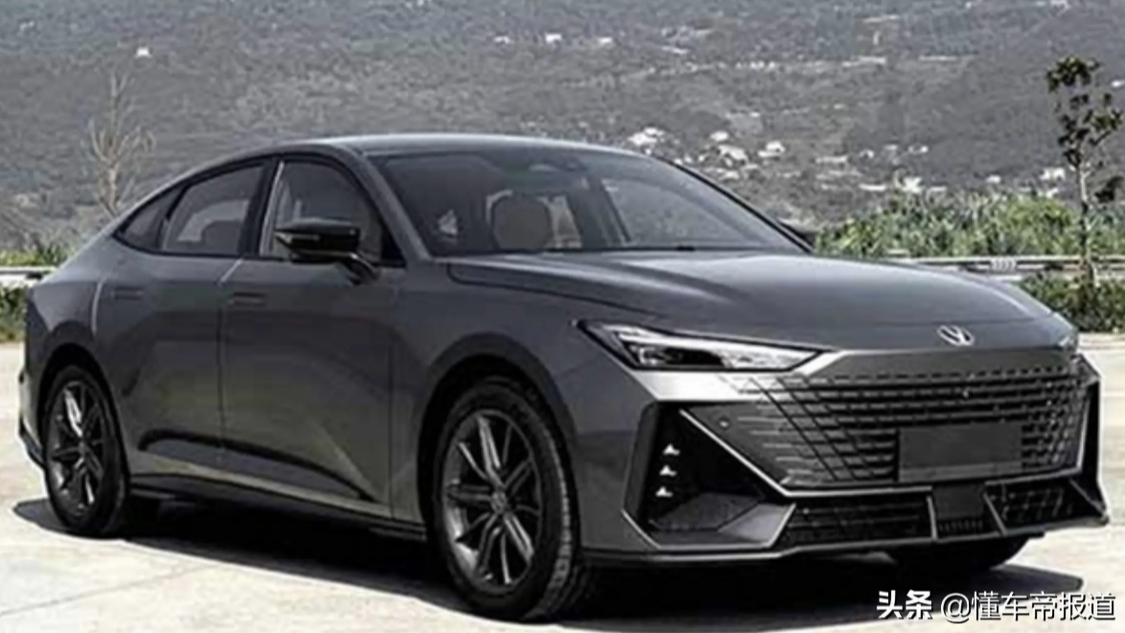 Китайский конкурент Hyundai Elantra от Changan: 180-сильный турбомотор и огромный экран в салоне