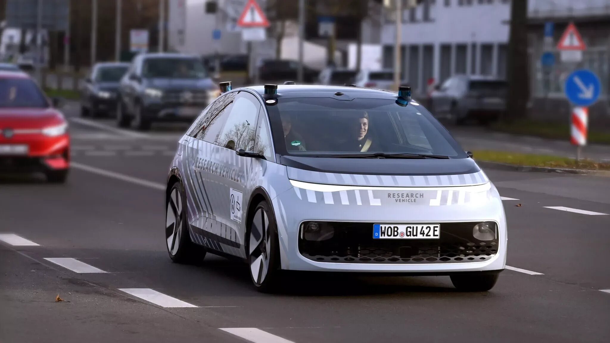 Volkswagen начал тесты автомобиля без руля и педалей