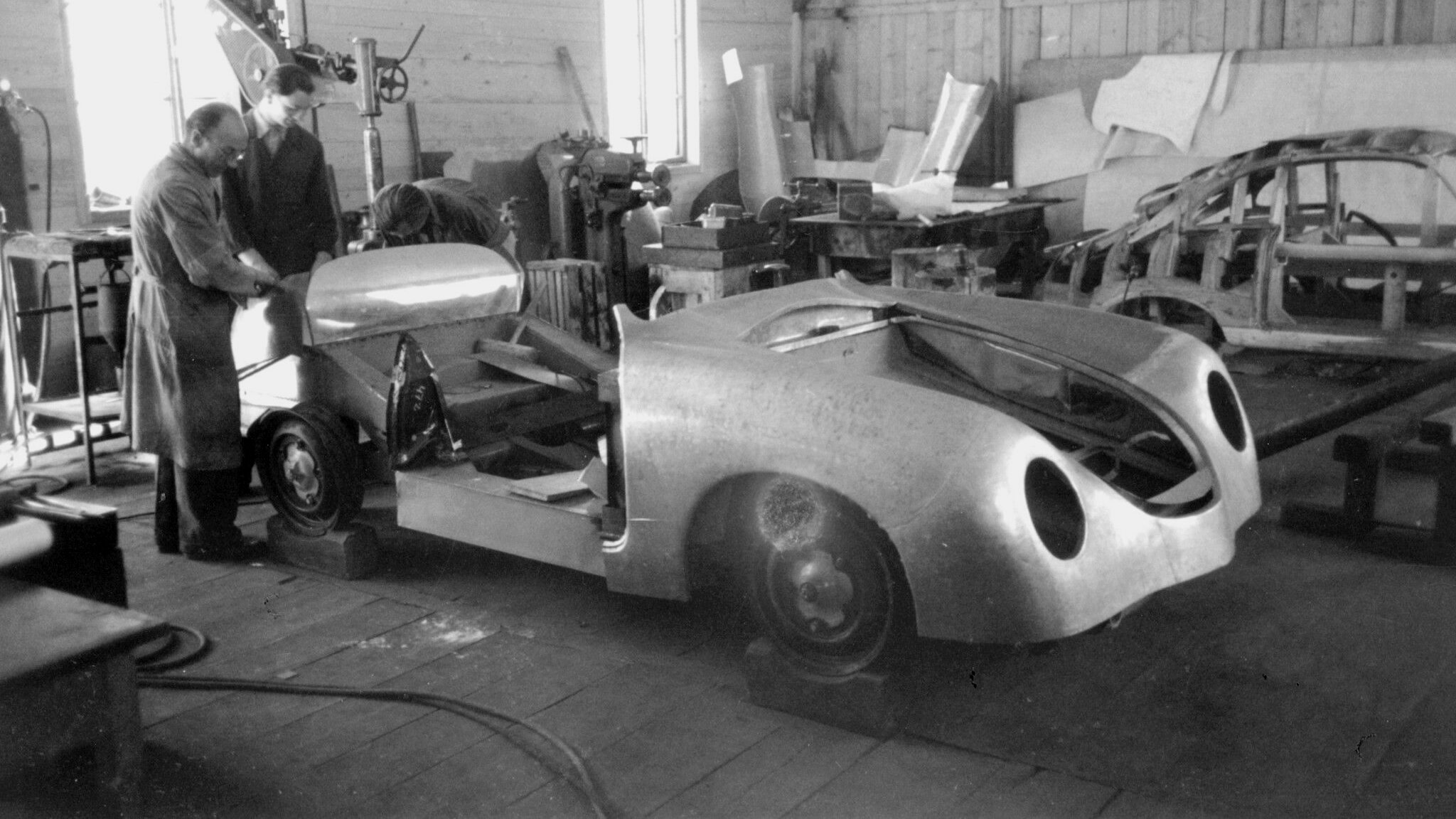 Барак на лесопилке и ручной труд: как собирали самые первые Porsche