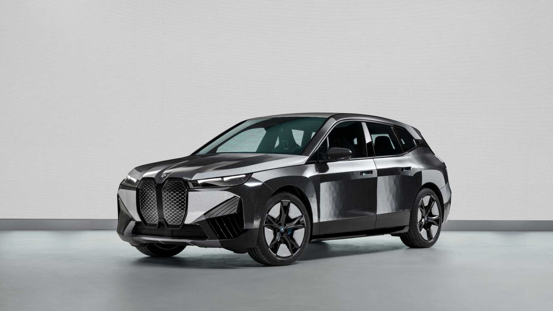 Компания BMW объяснила, как кроссовер iX меняет цвет кузова