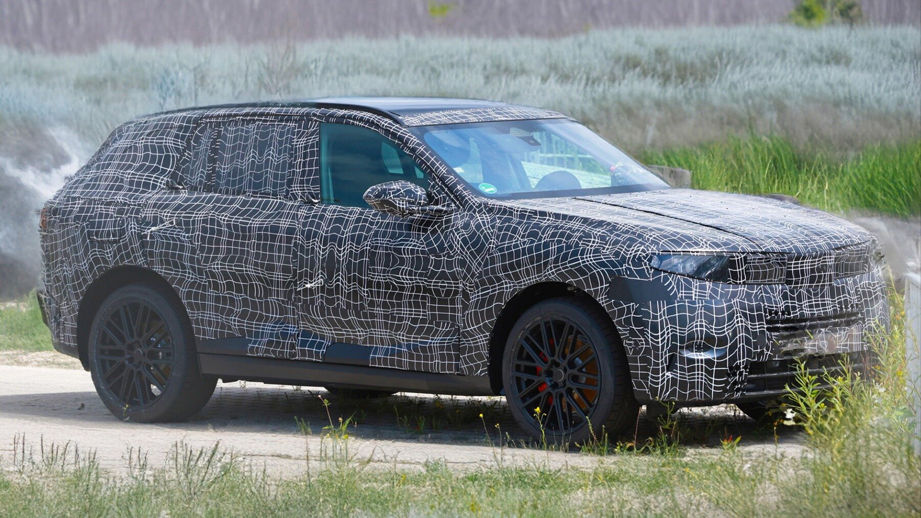 Электрический BMW X5 заметили на дороге