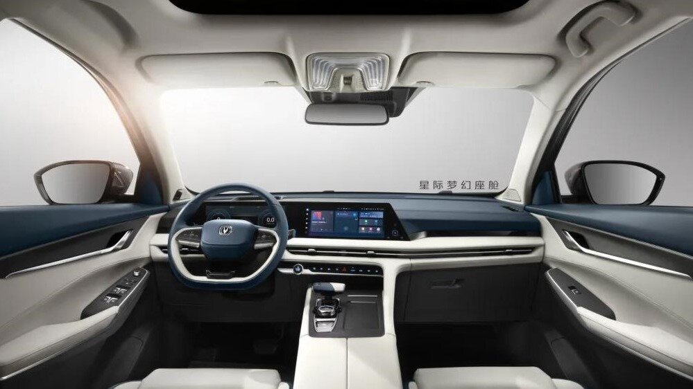 Рассекречен салон нового кроссовера Changan CS75 Plus: два экрана и белая кожа