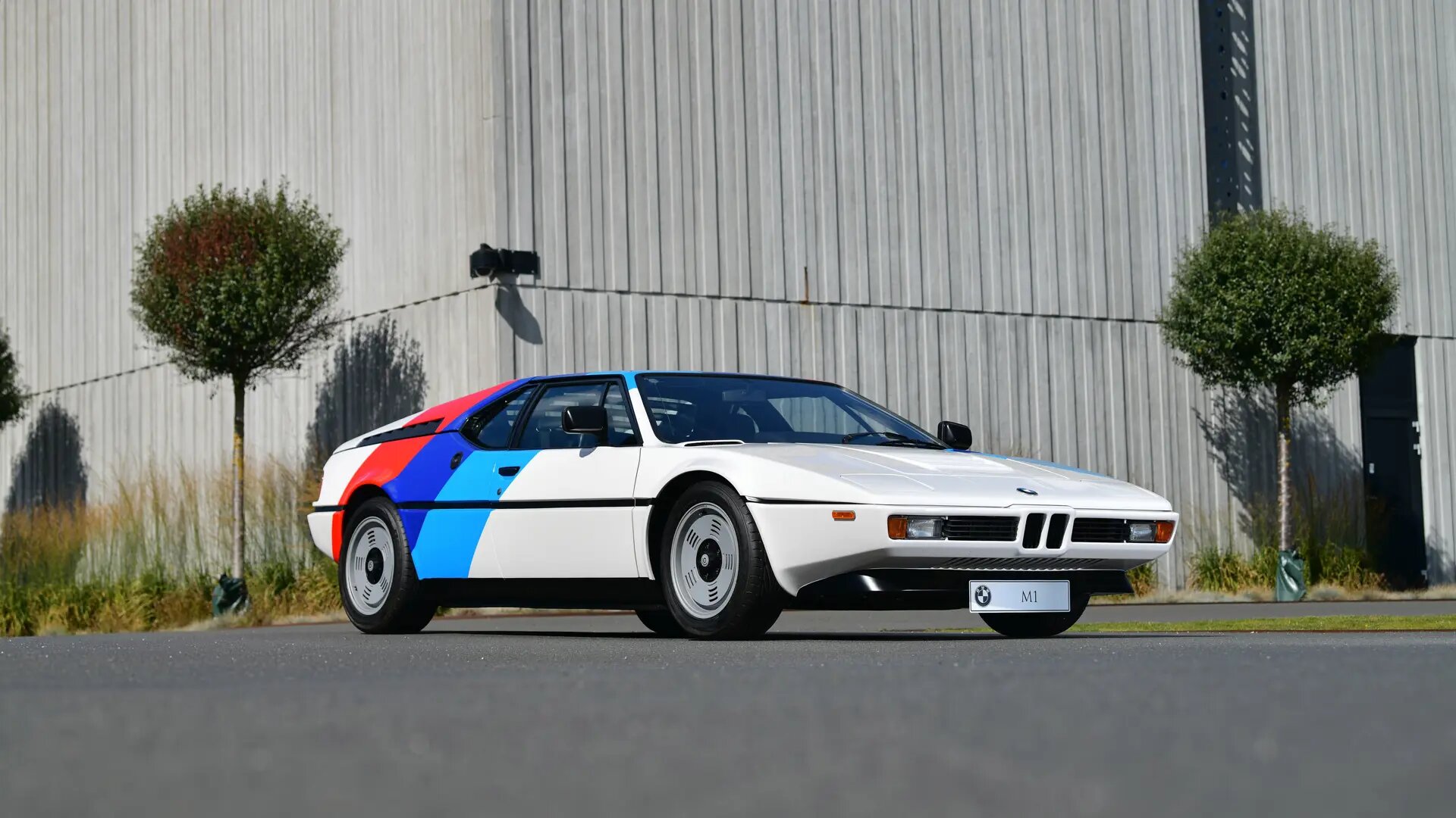 Один из 453 выпущенных суперкаров BMW M1 продадут на аукционе