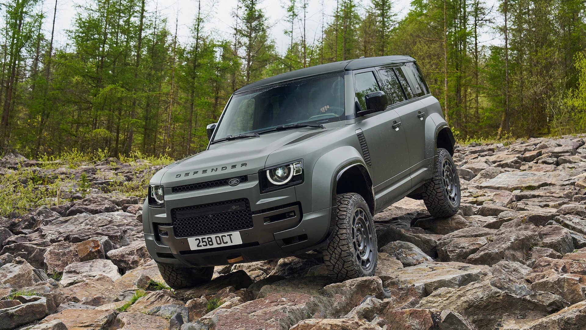 Компания Land Rover показала самый мощный и быстрый Defender с 635-сильным мотором