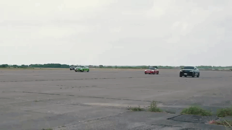 Видео: Lamborghini Urus против Audi TT RS, Porsche Cayman GT4 и VW Golf R на прямой