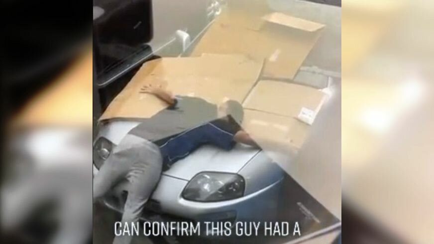 Владелец Toyota Supra, защищавший её от града своим телом, стал героем вирусного видео