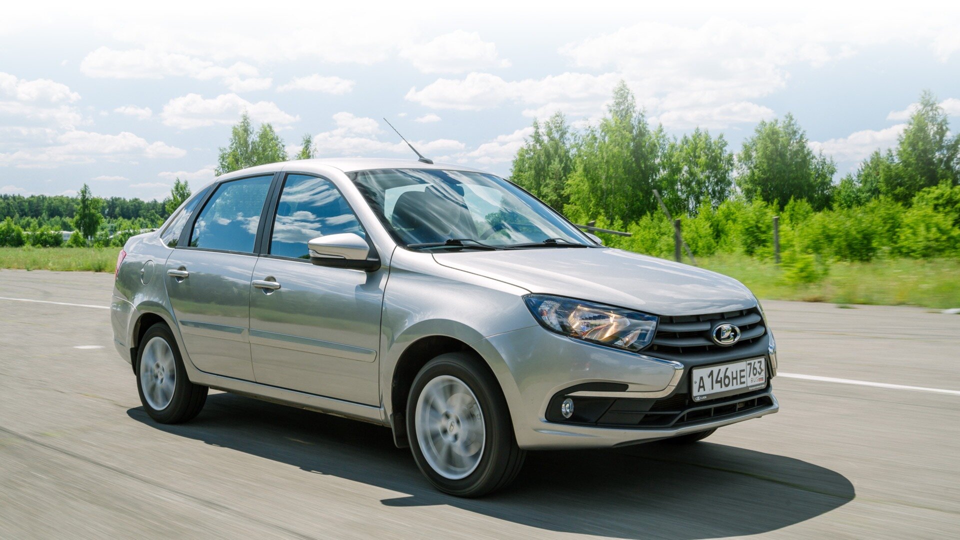 Не только Lada Granta: список российских автомобилей, которые получат упрощённые версии
