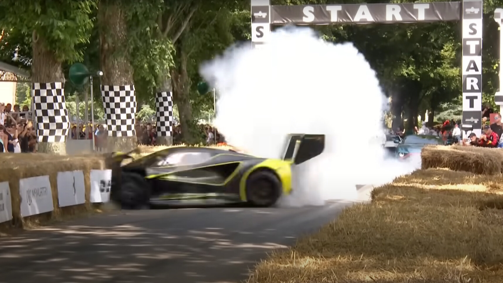 Уникальный суперкар Lotus за 2,3 миллиона долларов разбился в Гудвуде сразу после старта
