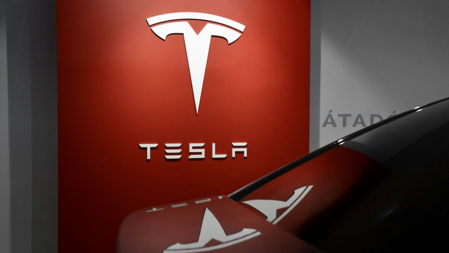 Tesla до суда урегулировала иск по делу о ДТП с её электрокаром