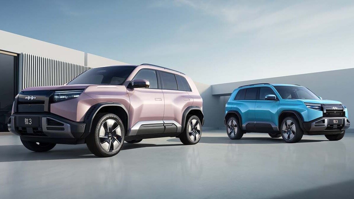 У кроссовера FangChengBao Titanium 3 появилась топовая заднеприводная комплектация и новые цвета