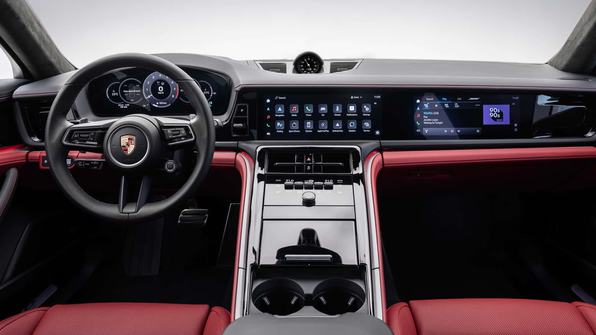 Компания Porsche выступила против гигантских экранов в автомобилях и запатентовала штурвал