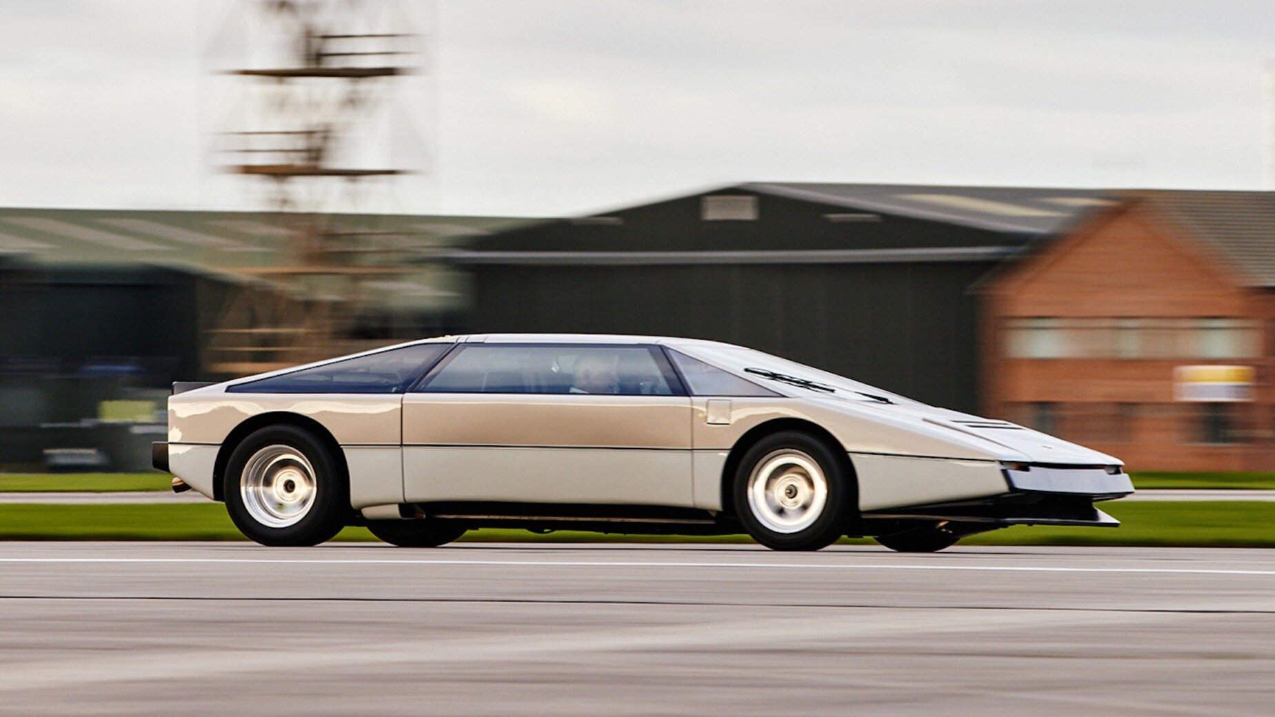 40-летний суперкар Aston Martin Bulldog разогнали до рекордной скорости