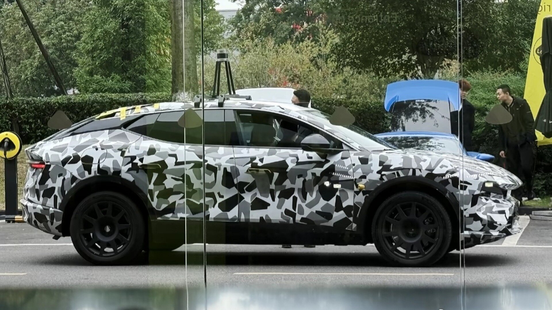 Электрокроссовер Lotus скоро станет гибридом