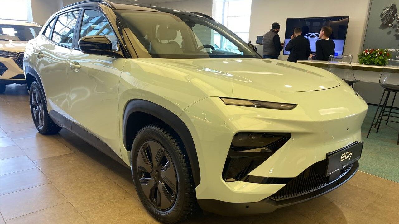Chery показала первый из пяти батарейных кроссоверов для России — eQ7