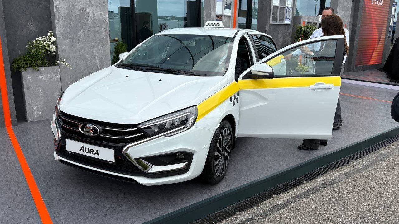 АвтоВАЗ показал Lada Aura для такси