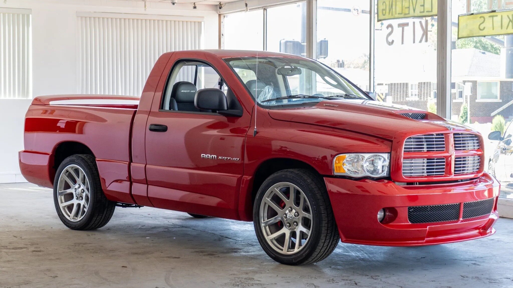 Почти новый Dodge Ram 2004 года с V10 и «механикой» появился в продаже