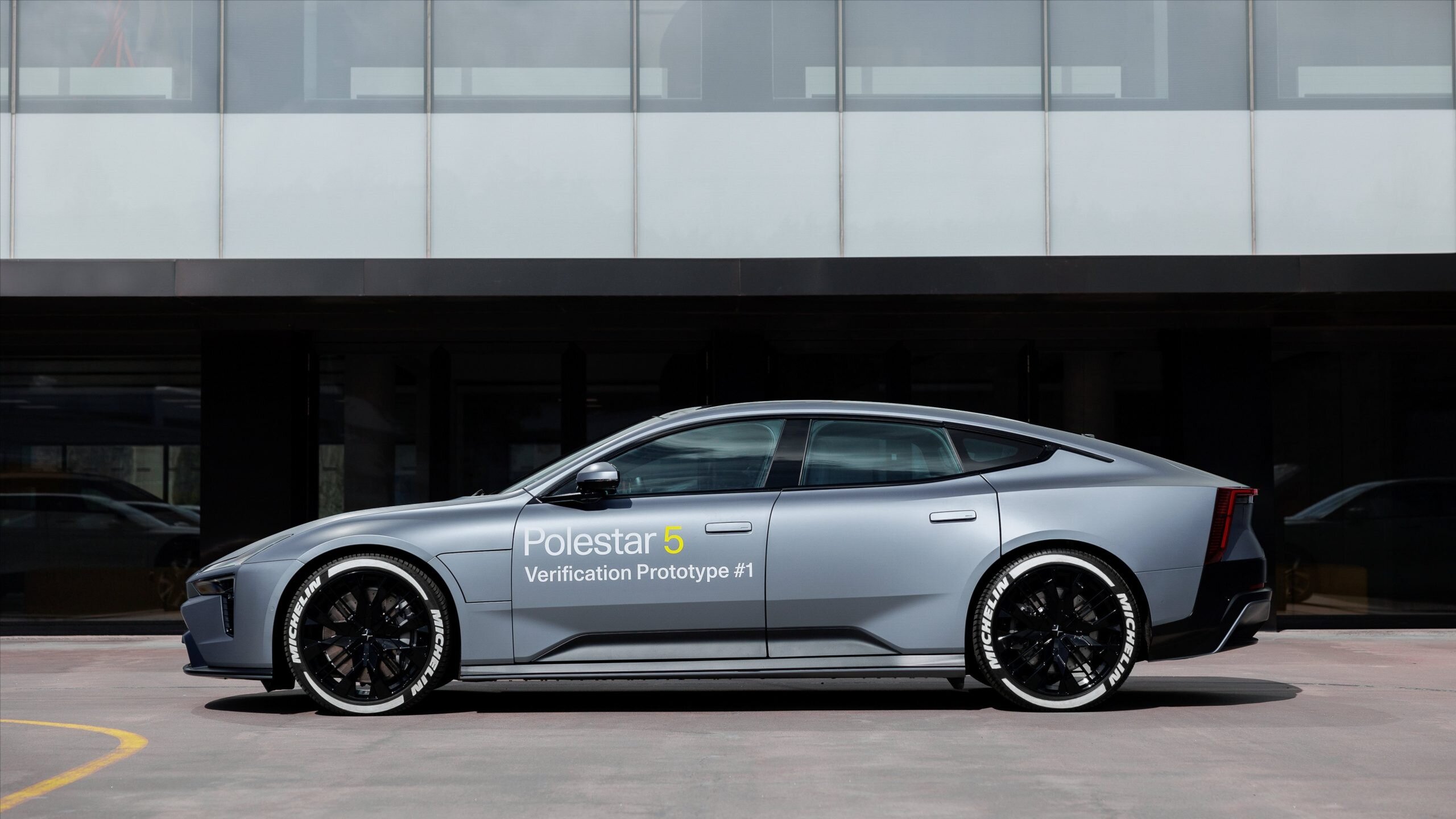 Компания Polestar представила электрокар со сверхскоростной зарядкой — с 10 до 80 процентов за 10 минут