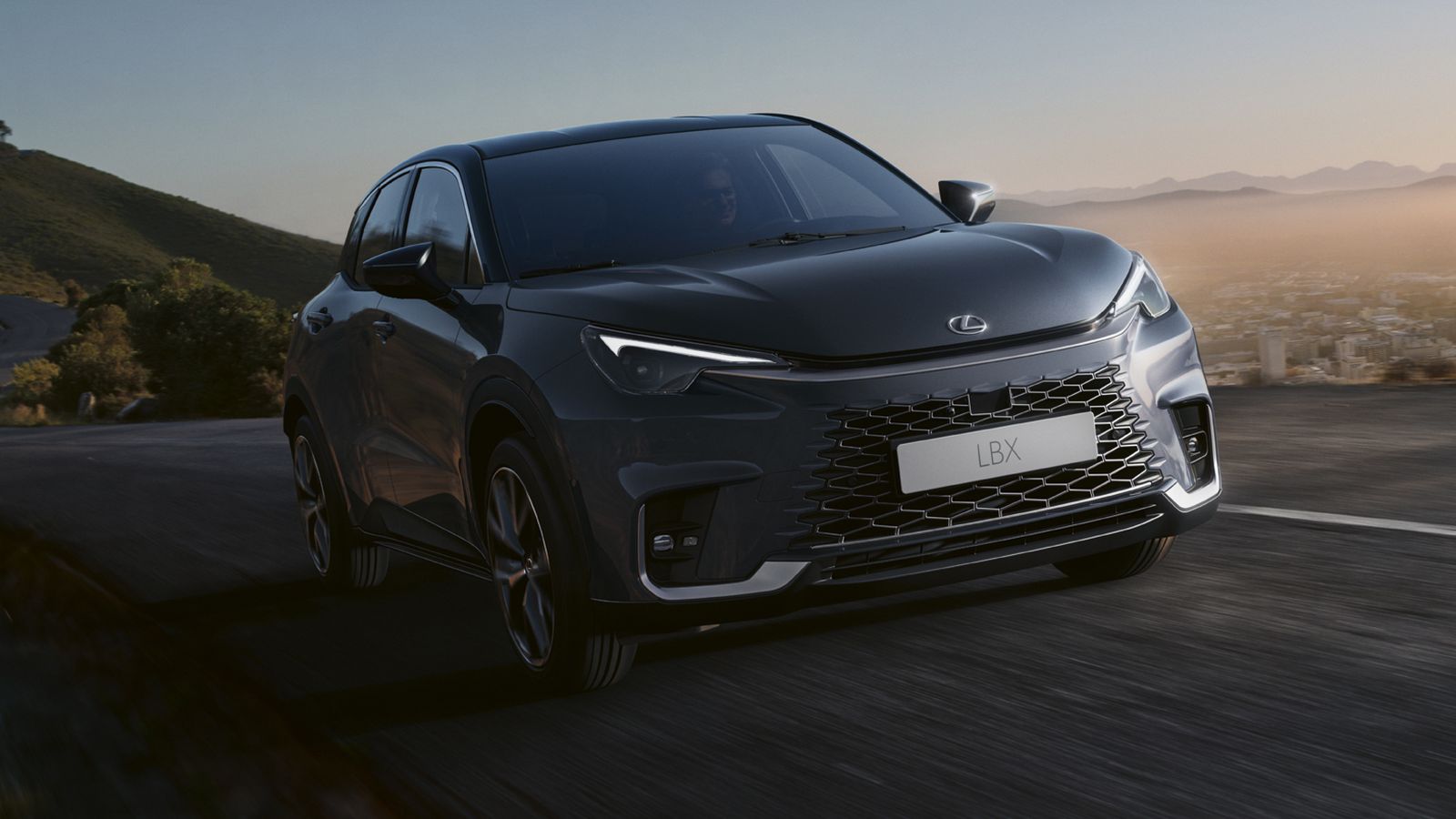 Компания Lexus показала свой самый маленький кроссовер LBX