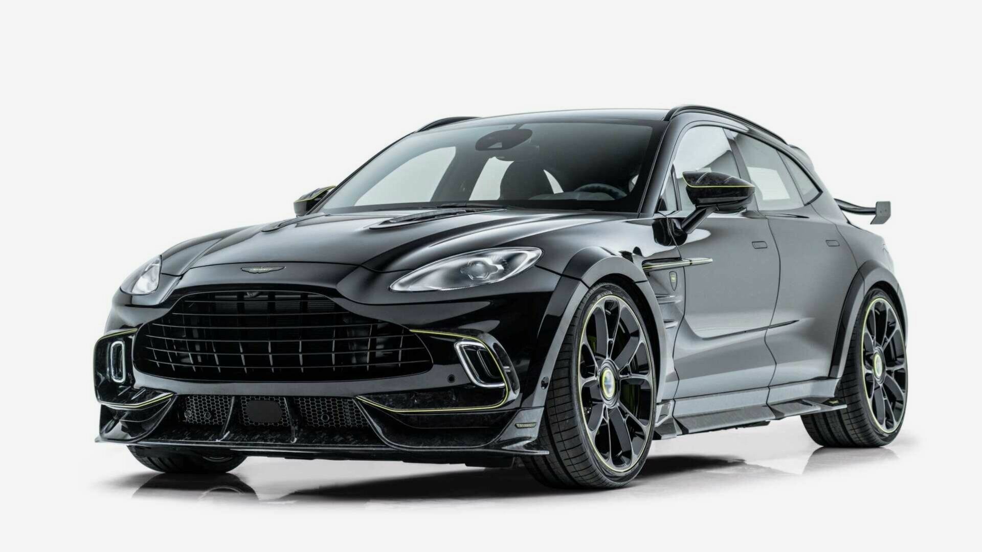 Ателье Mansory представило экстремальный Aston Martin DBX с двумя огромными спойлерами