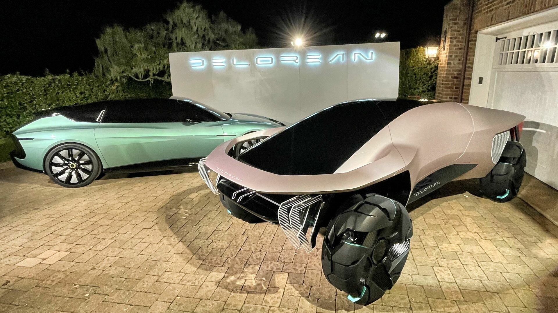 Возрождённая фирма DeLorean показала прототипы шутинг-брейка и внедорожника 2040 года