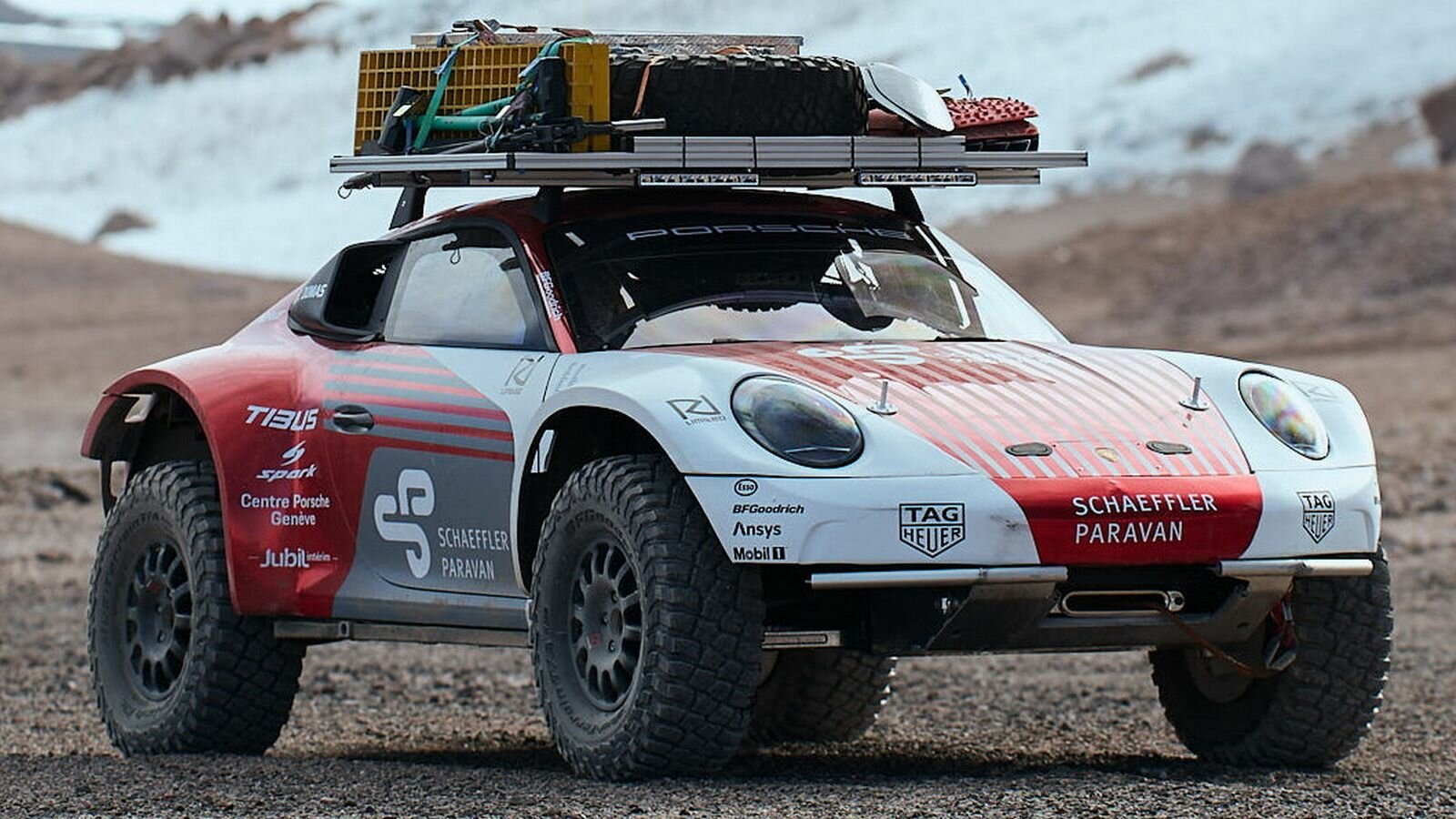 Porsche 911 превратили в экстремальный внедорожник и испытали на вулкане